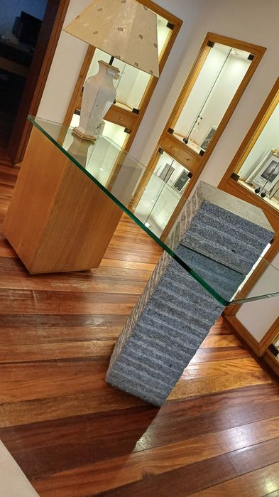 Balcão atendimento  tampo vidro coluna de granito