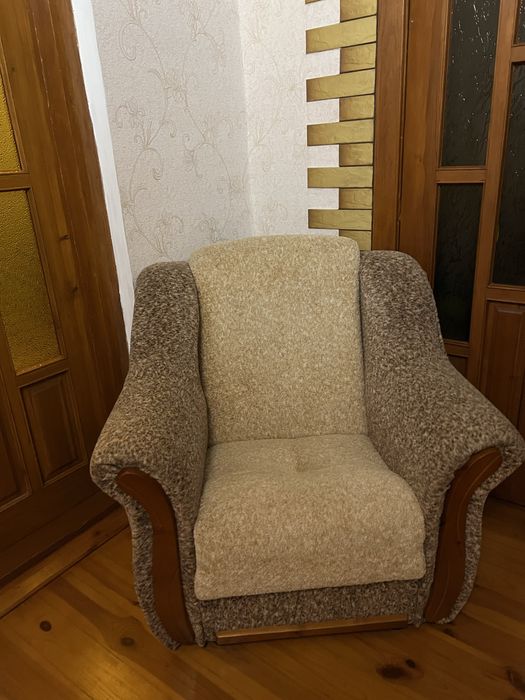 Диван з стільцями