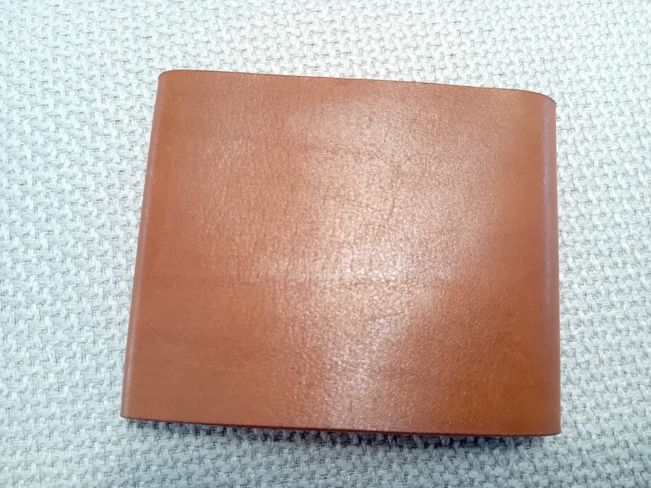Minimalistyczny portfel ręcznie szyty ze skóry naturalnej