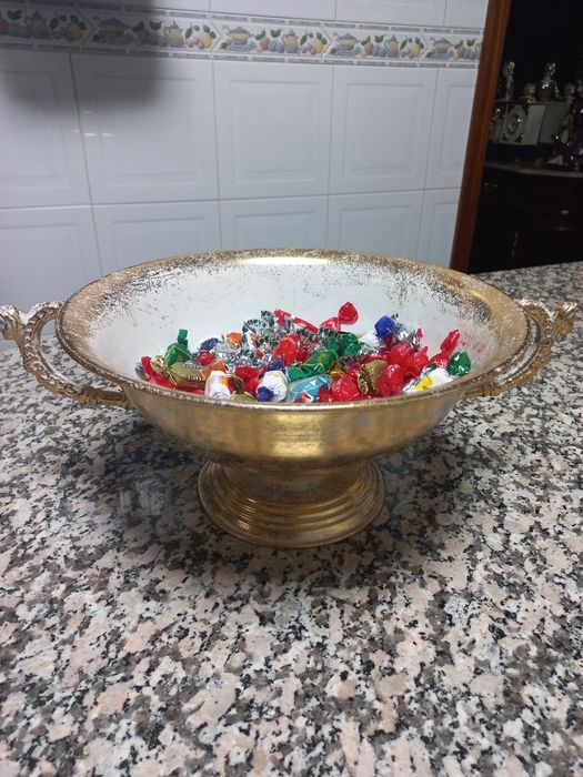 Taça de metal em dourado