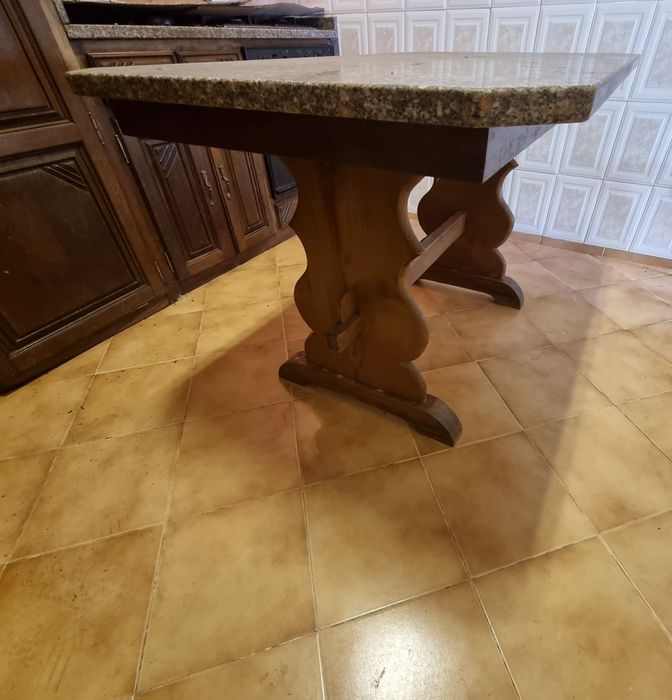 Mesa de cozinha tampo em granito