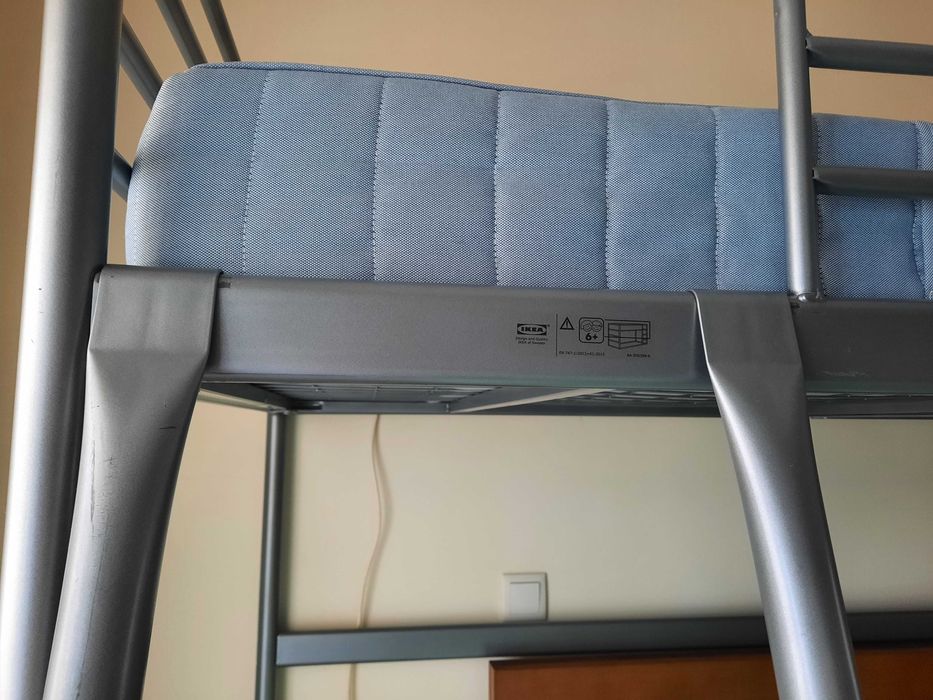 Cama alta SVÄRTA + colchão VESTMARKA