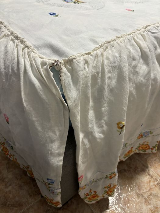 Colcha de linho bordada à mão com 135x190 + 55 cm de folho