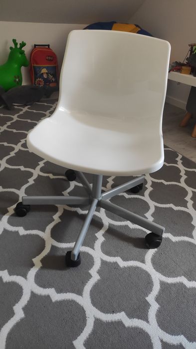 Krzesło białe obrotowe