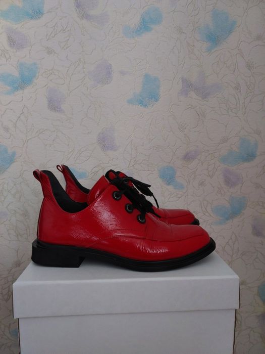 Натуральна шкіра,червоні і молочні