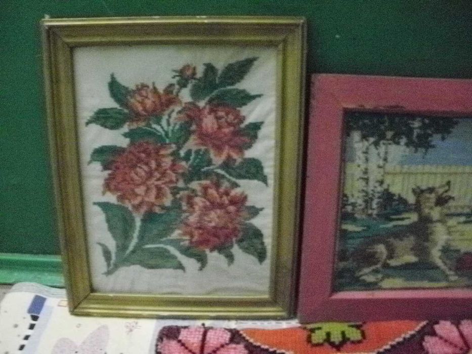 Картина Квіти вишита хрестиком у рамці під склом за радянських часів.