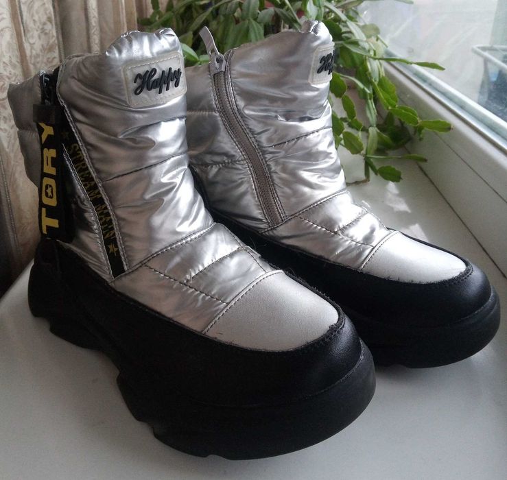 Продам зимние модные сапожки для девочки