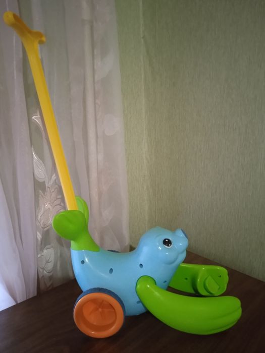 Іграшка-каталка Tomy