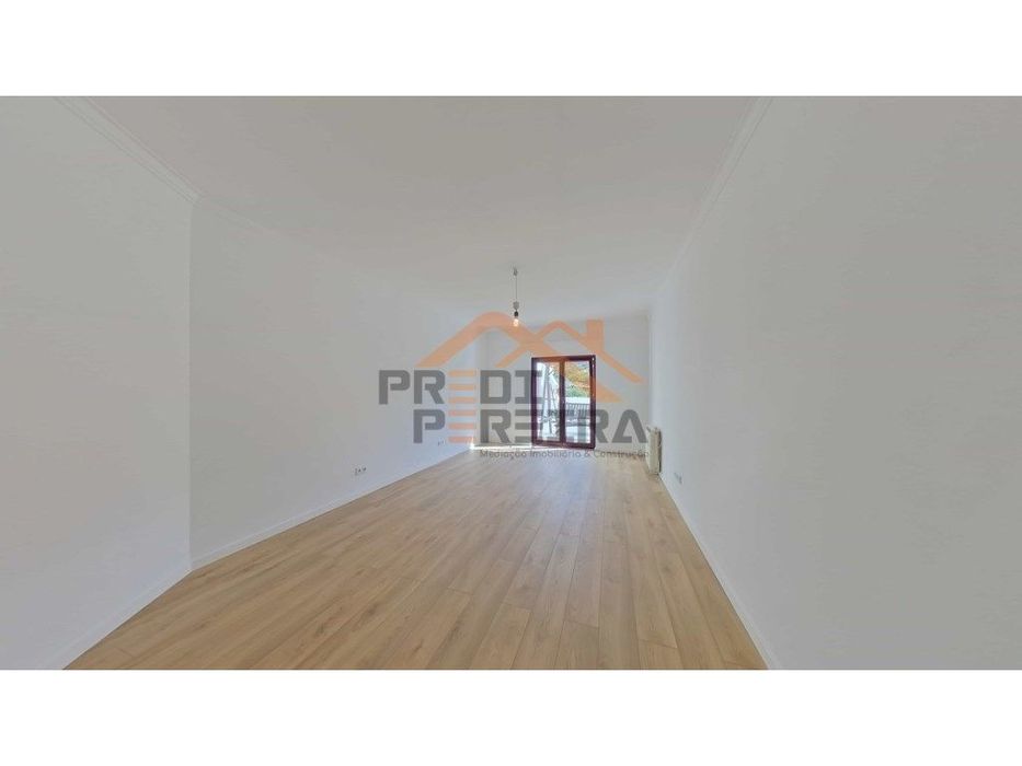 Apartamento T3 duplex remodelado, com box, situado em Casal de Cambra.