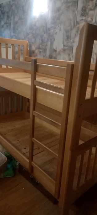 Двоярусне букове добротне ліжко з матрацами