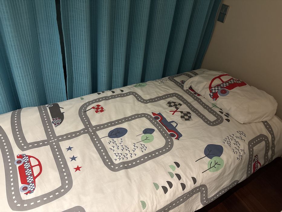 Cama com colchão, edredon, capa de edredon e fronhas