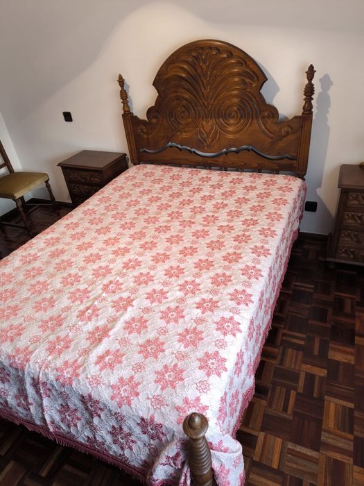 Quarto vintage em madeira maciça