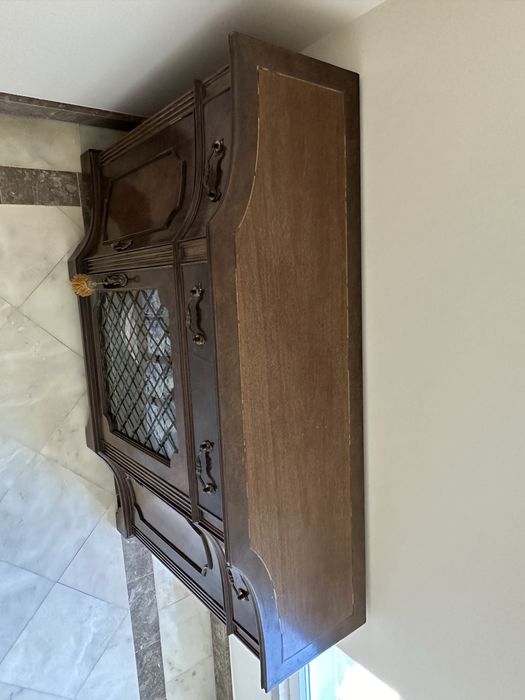 Móvel clássico de apoio de sala de jantar / louceira