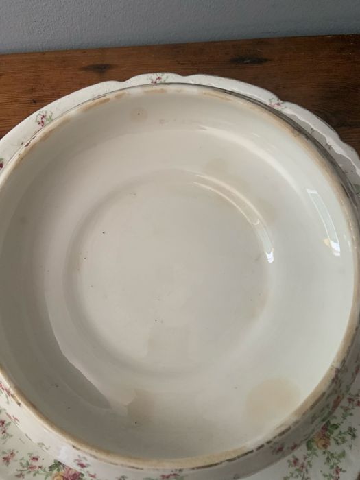 Vintage Terrina muito antiga com  prato igual