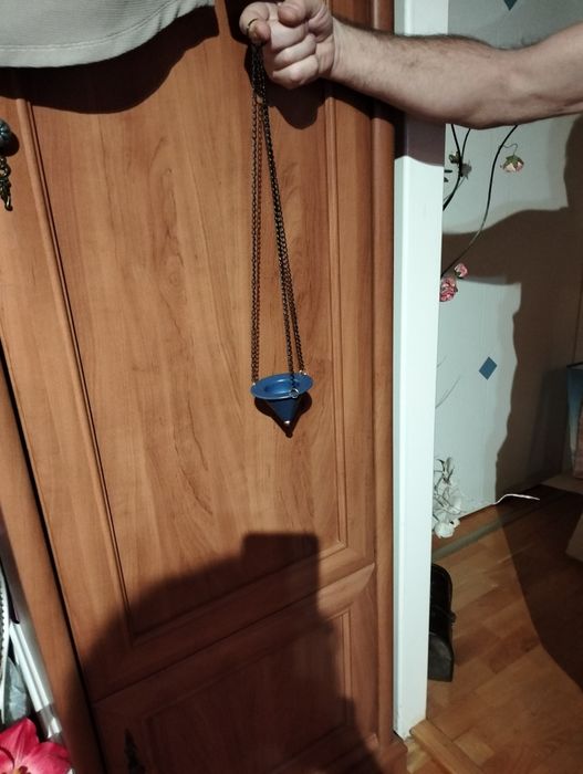 Wiszący metalowy świecznik?