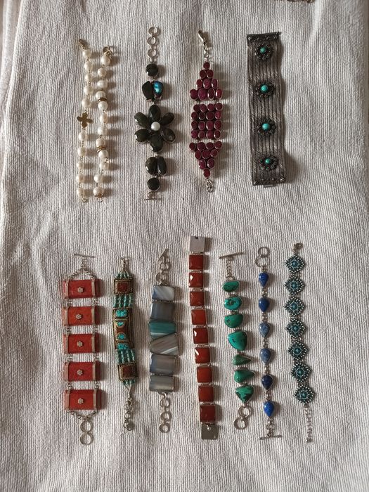 Pulseiras pedras preciosas e prata vários materiais