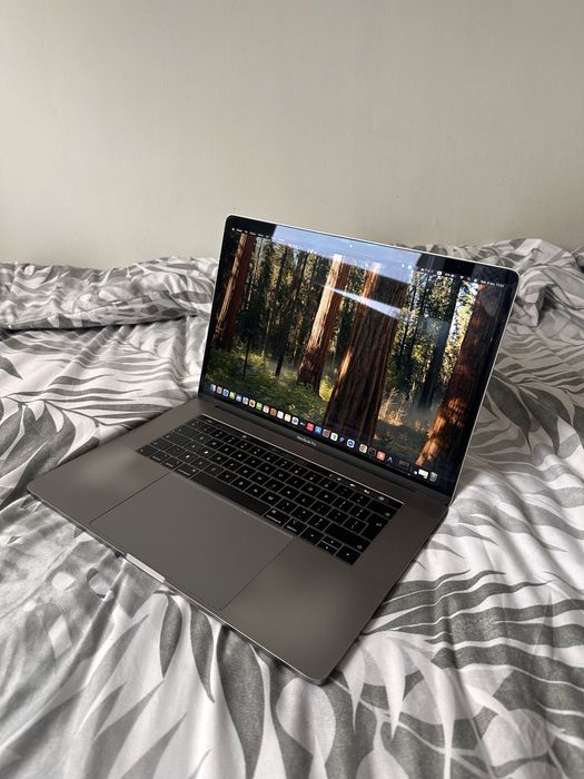 MacBook Pro 15” 2018 – i7 – 32 GB RAM – 500 GB SSD – Touch Bar