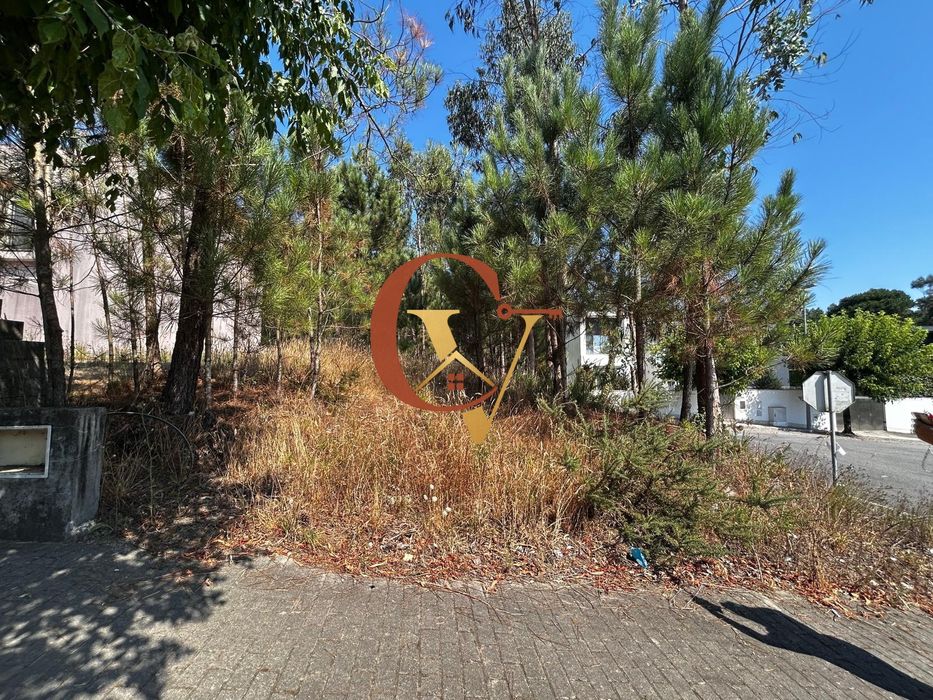 Terreno para Construção de Moradia 4 Frentes em Cristelo, Barcelos | 542 m²