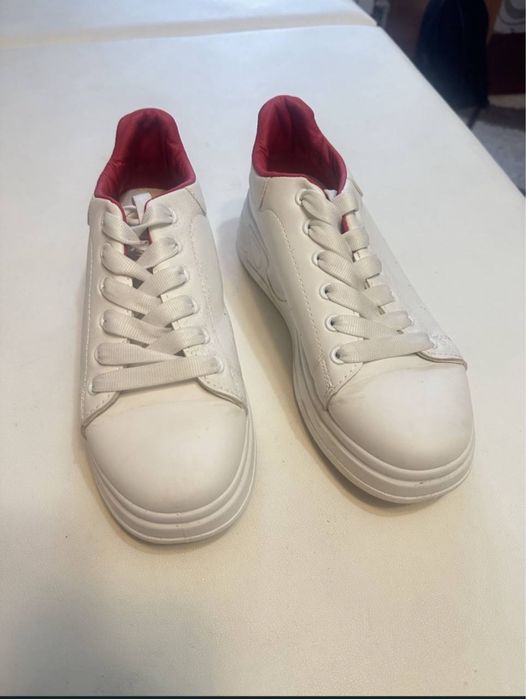 Нові кросівки білі