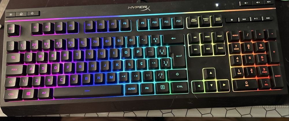 Teclado Hiper X Alloy Core RGB, com layout em espanhol