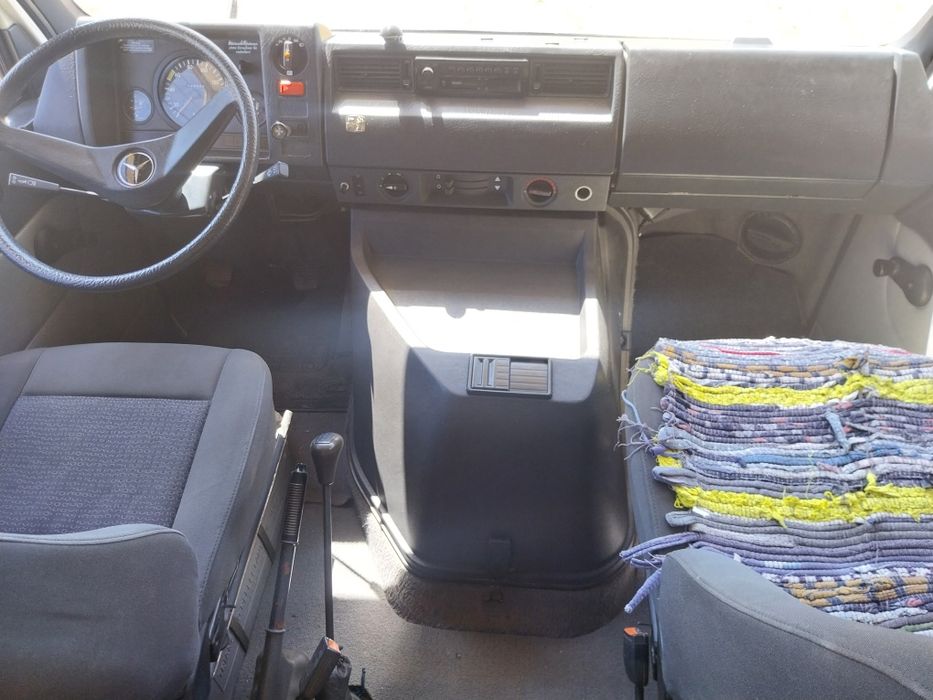 Vende-se autocaravana clássica Mercedes-Benz MB 100 com célula Eura Mobil, muito estimada e em excelente estado geral.