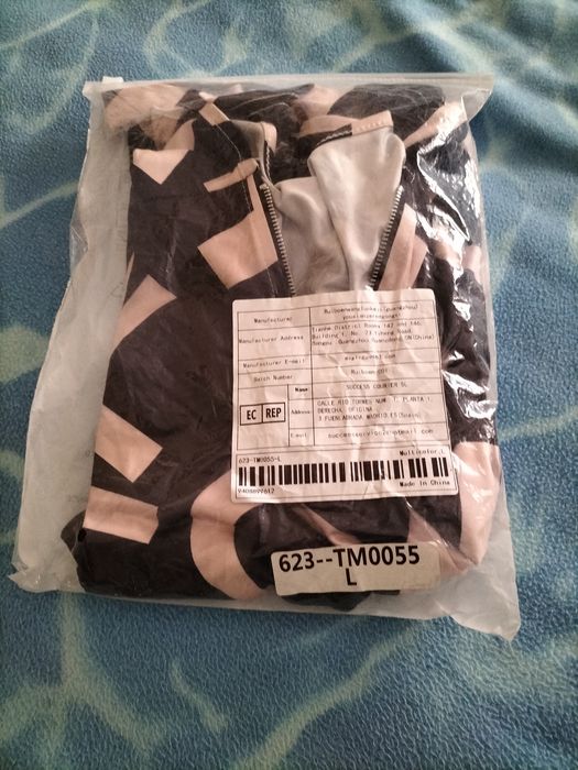 Camisola decote em V tamanho L. Mangas giras