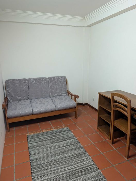 Quarto espaçoso para alugar a rapariga estudante da Universidade de Aveiro.