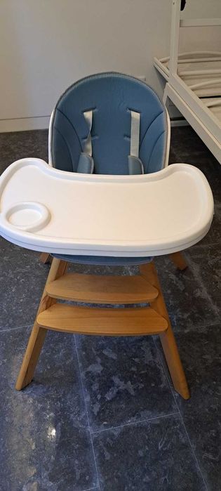 Chaise haute état neuf pour bébé en bois.