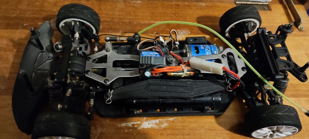 Vendo carro telecomandado usado  com bateria Negociável , usado