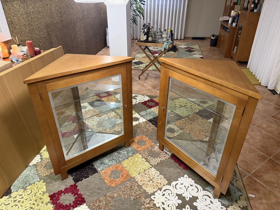 Vitrines em madeira