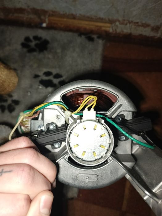 Електромотор W11047372-A до стиралки whirlpool