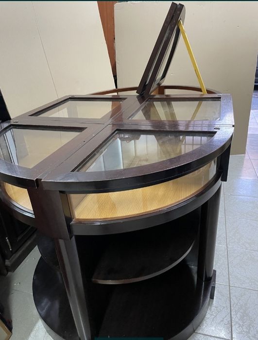 Magnífica Vitrine Expositor com Excelente Acabamento Desenho Exclusivo