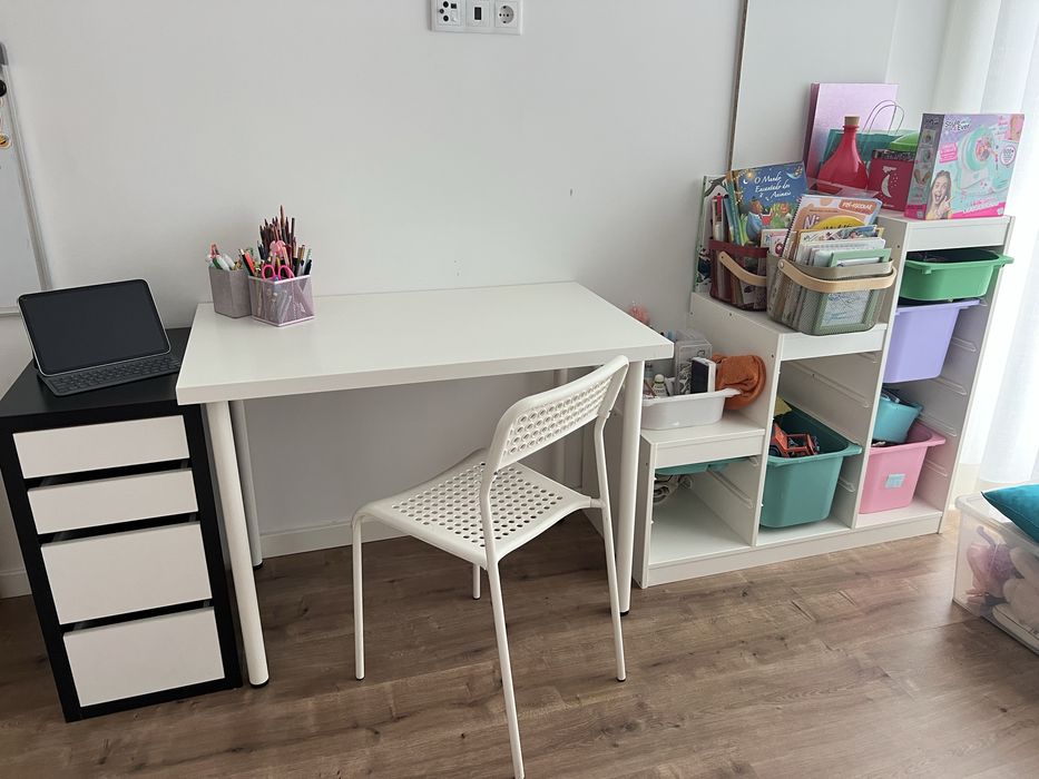 Vendo secretaria com movel de gavetas e cadeira