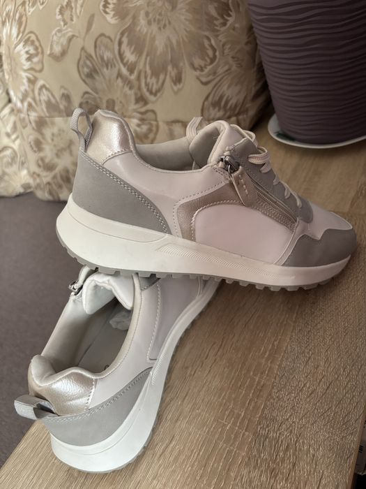 Жіноче спортивне взуття