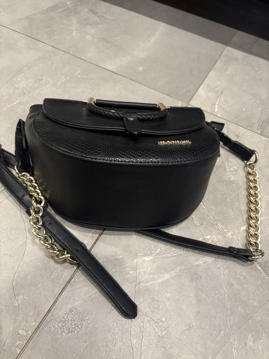 czarna torebka Monnari jodełka złoto klasyka elegancja