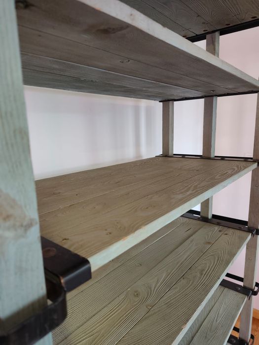 Regał drewniany loftowy