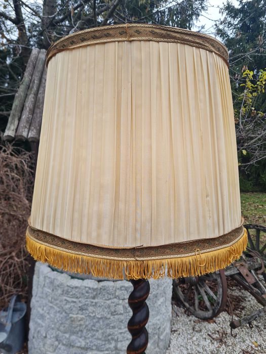 Zdobiona stara Lampa ze stolikiem
