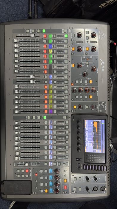 Мікшерний пульт Behringer X32