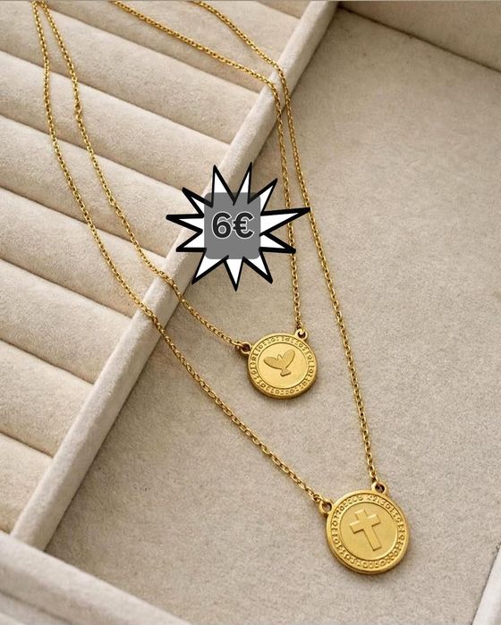 Colar/escapulario dourado, em aço, com medalha da cruz e do espírito santo.