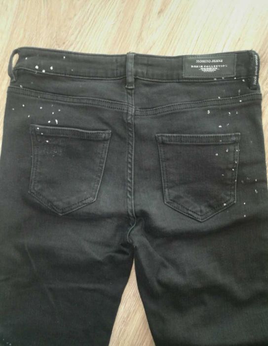 Modne czarne jeansy