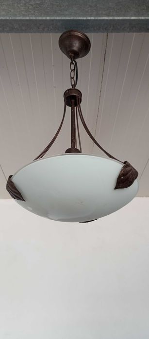 Candeeiros de teto em bom estado.