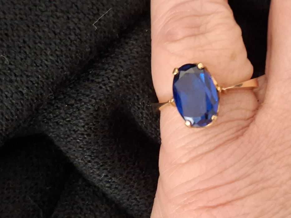 Zloty pierscionek z duzym szafirem