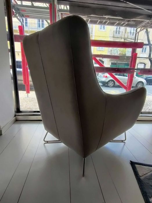 Cadeirão tecido cinza, pé inox