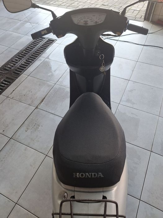 Хонда діо 35 в хорошем состоянии . Заводится со стартера и лапки.