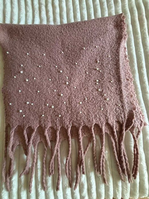 Cachecol rosa com pérolas e franjas