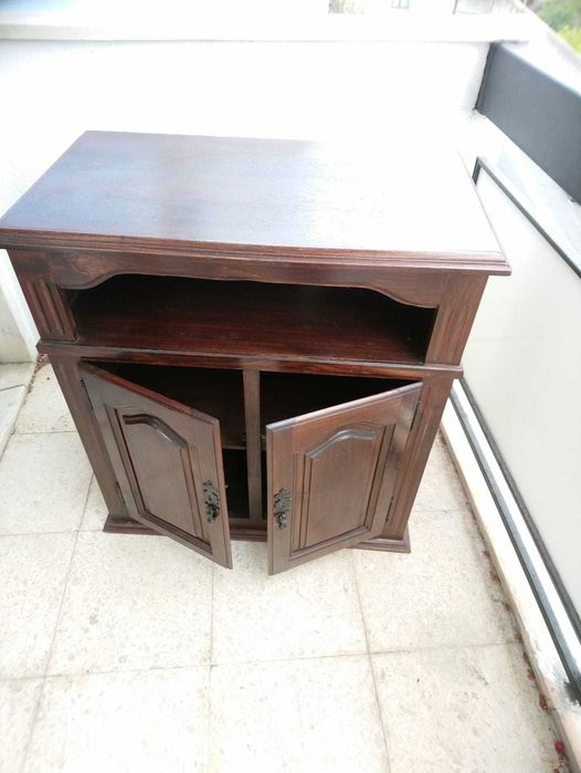 Consola para TV ou HI-FI usado e com furo para fios sem pés