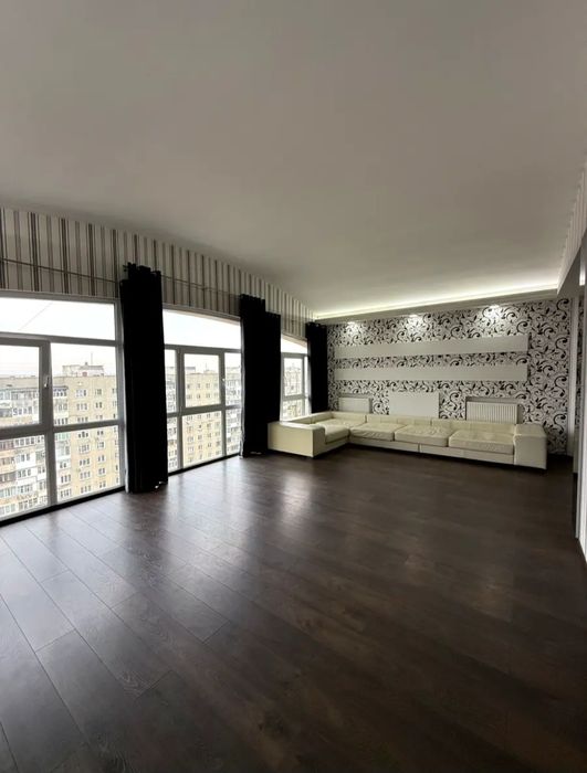 Продам 4кімнатну квартиру. 175кв.м.Центр.Власник