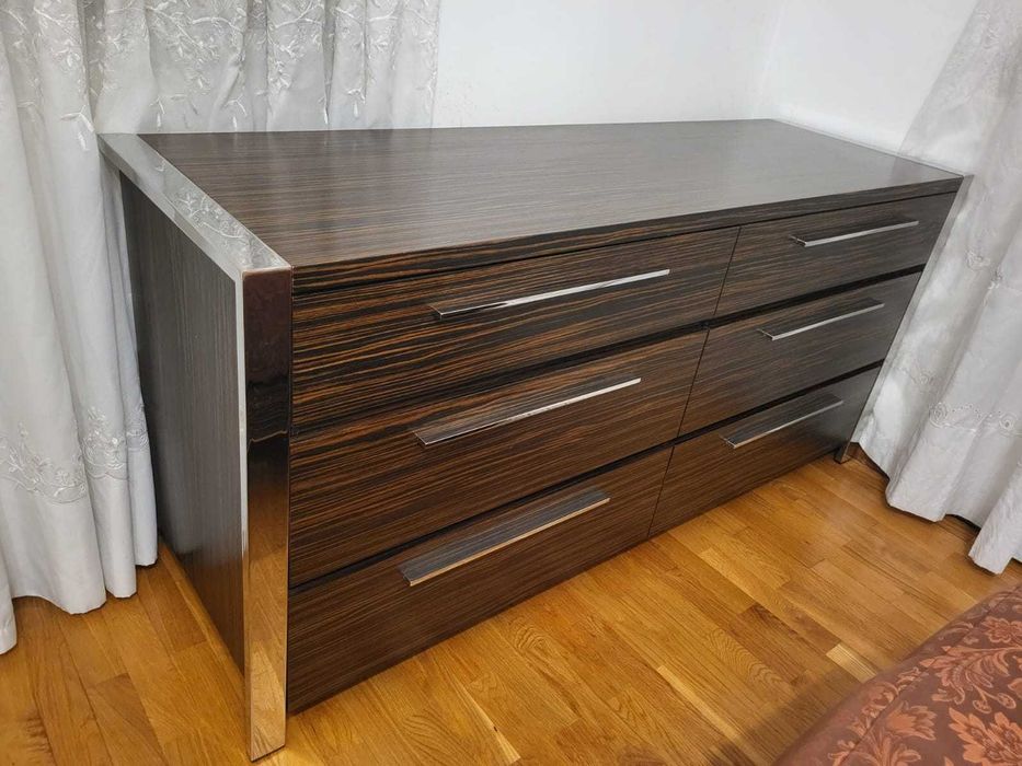 Cama de casal com mesinha de cabeceiras e comoda modernas