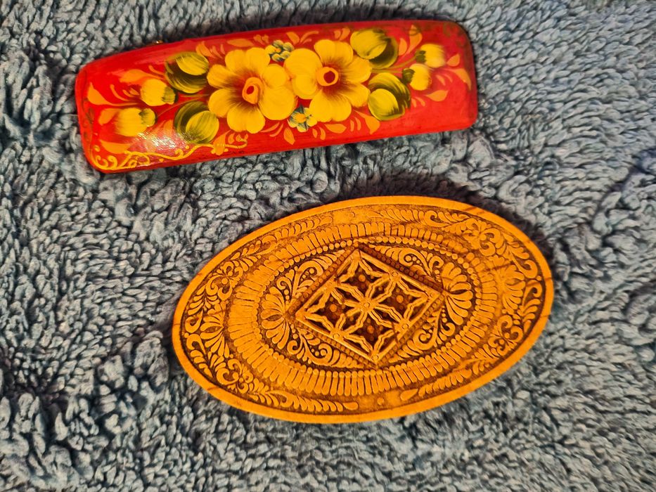 Ganchos e pulseiras pintadas a mao