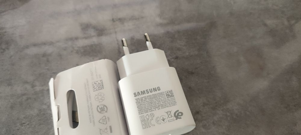 Kompaktowa, szybka ładowarka do telefonów Samsung, kabel 1m.